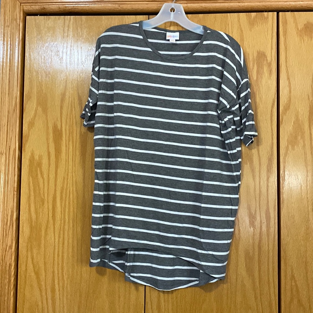 Gray and white short sleeve shirt